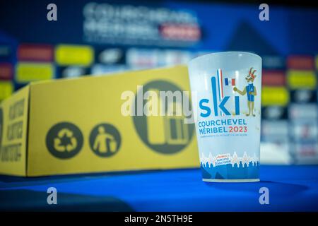 Méribel, France. 09th févr. 2023. Ski alpin : coupe du monde : une tasse en plastique se tient dans le centre de la presse. Les organisateurs sont engagés à la durabilité spéciale aux Championnats du monde. Les Championnats du monde de ski se tiendront à Courchevel et à Méribel dans les Alpes françaises. Credit: Michael Kappeller/dpa/Alay Live News Banque D'Images