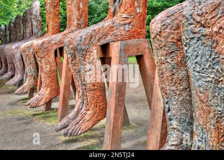 Dix Figures assis par Magdalena Abakanowicz au Yorkshire Sculpture Park, West Bretton ,Wakefield, WF4 4LG, Royaume-Uni. Banque D'Images