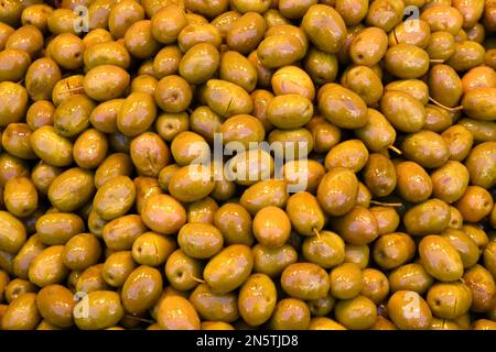 Olives vertes sur le marché Banque D'Images