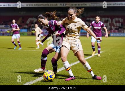 Risa Shimizu de West Ham United (à gauche) et Guro Reiten de Chelsea se battent pour le ballon lors du demi-finale de la FA Women's Continental Tires League Cup au Chigwell Construction Stadium, Dagenham. Date de la photo: Jeudi 9 février 2023. Banque D'Images