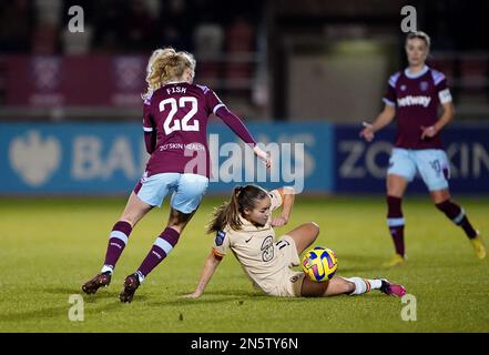 Grace Fisk de West Ham United (à gauche) et Guro Reiten de Chelsea se battent pour le ballon lors du demi-finale de la FA Women's Continental Tires League Cup au Chigwell Construction Stadium, Dagenham. Date de la photo: Jeudi 9 février 2023. Banque D'Images