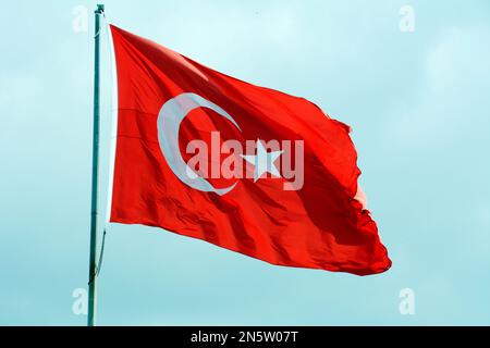 Un grand drapeau turc agitant dans le vent au-dessus de la gare et du port de Kadikoy sur le côté asiatique d'Istanbul, en Turquie. Banque D'Images