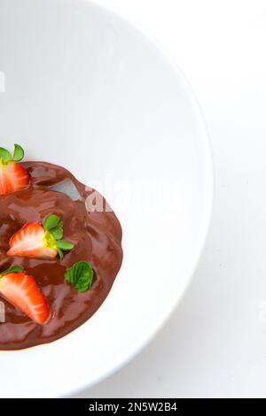 Délicieuse assiette de crème au chocolat avec fraises Banque D'Images
