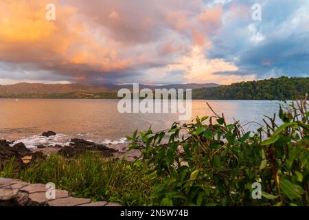 coucher de soleil sur Drake's Bay avant une tempête à Osa, au Costa Rica Banque D'Images