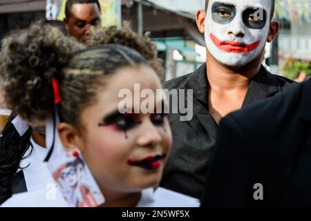 Maragogipe, Bahia, Brésil - 27 février 2017: Les gens sont vus pendant le carnaval de Maragogipe, Bahia, vêtu de vêtements typiques. Banque D'Images