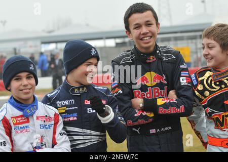 Le karting rivalise avec Alexander Albon, George Russell, lance Rand et Nyck de Vries. Banque D'Images