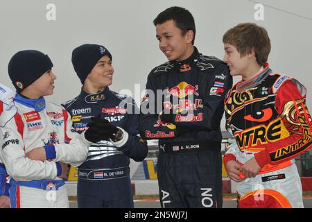 Le karting rivalise avec Alexander Albon, George Russell, lance Rand et Nyck de Vries. Banque D'Images