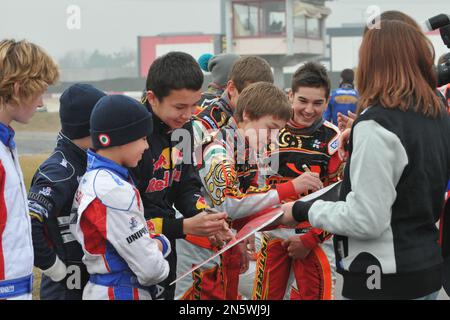 Le karting rivalise avec Alexander Albon, George Russell, lance Rand et Nyck de Vries. Banque D'Images