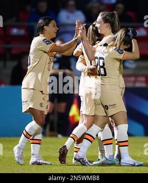 Sam Kerr de Chelsea (à gauche) célèbre avec son coéquipier Niamh Charles après avoir marqué le quatrième but du match de leur côté, en terminant un tour de chapeau lors du match de demi-finale de la FA Women's Continental Tires League Cup au stade de construction de Chigwell, Dagenham. Date de la photo: Jeudi 9 février 2023. Banque D'Images