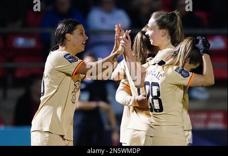 Sam Kerr de Chelsea (à gauche) célèbre avec son coéquipier Niamh Charles après avoir marqué le quatrième but du match de leur côté, en terminant un tour de chapeau lors du match de demi-finale de la FA Women's Continental Tires League Cup au stade de construction de Chigwell, Dagenham. Date de la photo: Jeudi 9 février 2023. Banque D'Images