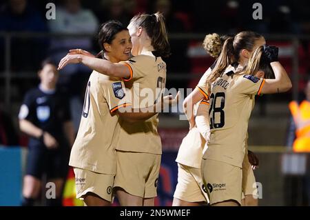 Sam Kerr de Chelsea (à gauche) célèbre avec son coéquipier Niamh Charles après avoir marqué le quatrième but du match de leur côté, en terminant un tour de chapeau lors du match de demi-finale de la FA Women's Continental Tires League Cup au stade de construction de Chigwell, Dagenham. Date de la photo: Jeudi 9 février 2023. Banque D'Images