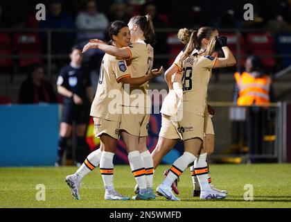 Sam Kerr de Chelsea (à gauche) célèbre avec son coéquipier Niamh Charles après avoir marqué le quatrième but du match de leur côté, en terminant un tour de chapeau lors du match de demi-finale de la FA Women's Continental Tires League Cup au stade de construction de Chigwell, Dagenham. Date de la photo: Jeudi 9 février 2023. Banque D'Images