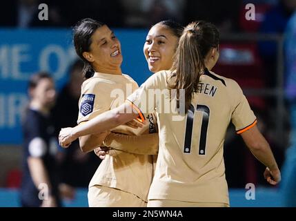 Sam Kerr de Chelsea (à gauche) célèbre avec Lauren James (au centre) et Guro Reiten après avoir marqué le quatrième but de leur côté du jeu, en terminant un tour de chapeau lors du match de demi-finale de la coupe de la Ligue des pneus continentales pour femmes FA au stade de construction de Chigwell, Dagenham. Date de la photo: Jeudi 9 février 2023. Banque D'Images