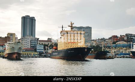 Vladivostok, Russie - 9 août 2021: Crique avec des navires au large de la côte dans la ville de Vladivostok. Banque D'Images