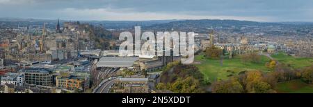 Édimbourg, Écosse, centre-ville d'Édimbourg vue aérienne depuis Calton Hill montrant le château d'Édimbourg, gare de Waverley. Attractions touristiques Banque D'Images
