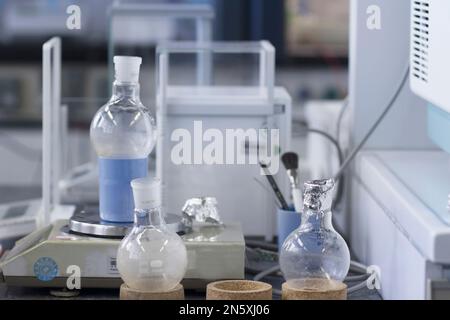 Flacon et récipient sur balance dans un laboratoire, Freiburg im Breisgau, Bade-Wurtemberg, Allemagne Banque D'Images