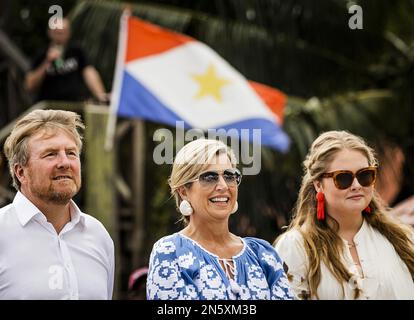 SABA - le roi Willem-Alexander, la reine Maxima et la princesse Amalia regardent une pièce qui leur est jouée dans le village de Windwardside. La Princesse de la Couronne a une introduction de deux semaines dans les pays d'Aruba, Curaçao et Sint Maarten et les îles qui forment les pays-Bas des Caraïbes : Bonaire, Sint Eustache et Saba. ANP REMKO DE WAAL pays-bas hors - belgique hors Banque D'Images