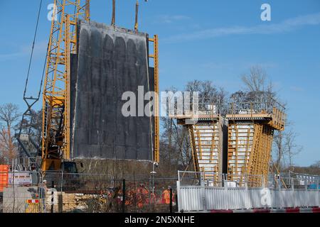 Harefield, Royaume-Uni. 9th février 2023. HS2 train à grande vitesse 2 Construction des jetées du viaduc de Colne Valley, traversant le lac Broadwater, dans le quartier de Hillingdon à Londres. Le lac est un site de fiducies fauniques d'intérêt scientifique spécial où des centaines d'arbres ont été abattus en HS2. Les Wildlife Trusts ont rapporté que l’utilisation du système métrique HS2 pour leur construction sans perte nette pour la nature est « fondamentalement viciée » et que HS2 ont manqué des étangs, des haies et des arbres de leurs cartes. Les fiducies de la faune ont appelé à l'arrêt de tous les HS2 travaux et que HS2 'doivent réparer la nature d'une manière tha Banque D'Images