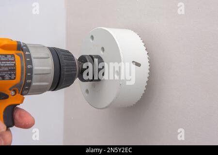 Coupelle métallique blanche pour percer des trous dans le mur pour les appareils électriques Banque D'Images