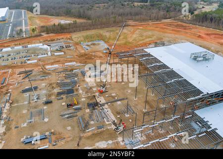 Un vaste ensemble d'équipements de construction est vu travailler sous construction complexe résidentiel Banque D'Images