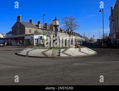 Trafic île avec horloge, centre ville, Penarth, Vale de Glamourgan, pays de Galles du Sud. Rond-point Clocktower. Prise en février 2023. hiver. cym Banque D'Images