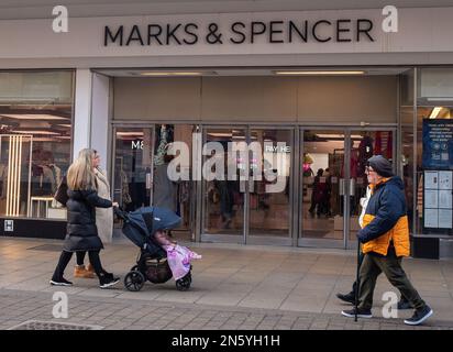 Uxbridge, quartier londonien de Hillingdon, Royaume-Uni. 9th février 2023. Un magasin Marks & Spencer à Uxbridge. Marks & Spencer, détaillant de High Street, a ramené leurs enfants manger gratuitement pour la mi-période scolaire de février. Il a été prévu que M&S pourrait dépasser John Lewis pour devenir le 7th septième plus grand détaillant en ventes d'ici la fin de 2023. Crédit : Maureen McLean/Alay Live News Banque D'Images