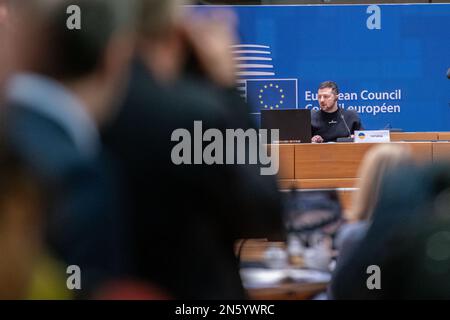 BRUXELLES - le président ukrainien Volodymyr Zelensky durant la première journée d'un sommet de l'UE inséré. La réunion examinera, entre autres, le soutien de l'UE à l'Ukraine et les problèmes croissants de migration en Europe. ANP JONAS ROOSENS pays-bas hors - belgique hors Banque D'Images