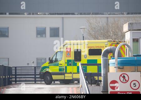 Uxbridge, quartier londonien de Hillingdon, Royaume-Uni. 9th février 2023. Ambulances d'urgence du London Ambulance Service à l'hôpital Hillingdon, dans l'ouest de Londres. Les ambulanciers de la région de Londres seront de nouveau en grève demain, 10th février 2023, dans le cadre d'un conflit permanent sur les salaires et les conditions de travail. Crédit : Maureen McLean/Alay Live News Banque D'Images