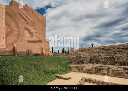 Mur décoré avec un haut relief des ruines du cirque romain 'Circ Roma' dans le centre historique de Tarragone, Catalogne, Espagne, Europe Banque D'Images