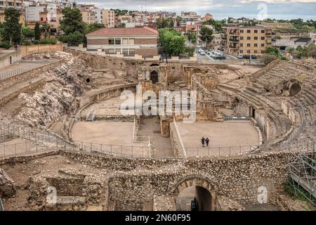 Amphithéâtre de Tarraco, bâtiment romain très proche de la mer, derrière les murs de la ville de Tarragone, capitale romaine Hispania Citerior Tarraconensis, Espagne. Banque D'Images