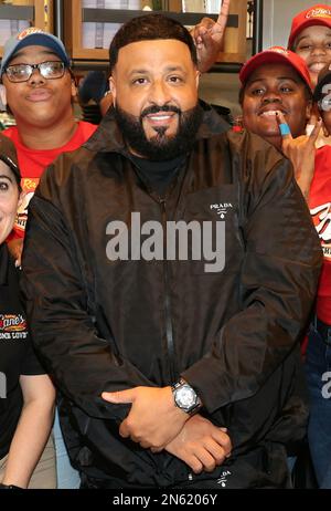 Miami, Floride, États-Unis. 9th févr. 2023. DJ Khaled visite l'élevage de Cane's à South Beach à Miami, Floride sur 9 février 2023. Crédit : Walik Goshorn/Media Punch/Alay Live News Banque D'Images