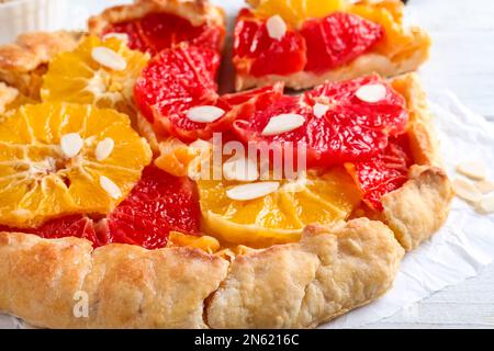 Galette savoureuse avec agrumes et flocons d'amandes sur table, en gros plan Banque D'Images