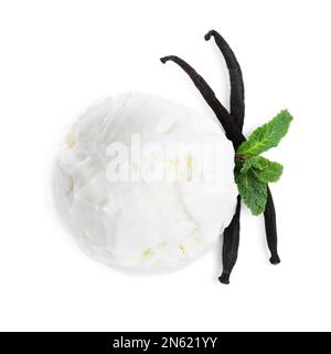 Une cuillère de glace délicieuse à la vanille et à la menthe sur fond blanc, vue du dessus Banque D'Images