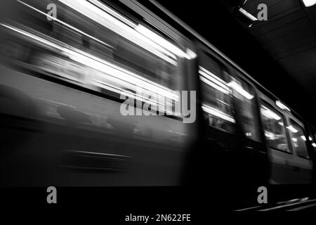 Mouvement de train de métro flou en roulant à travers le tunnel de la station de métro de Londres. Banque D'Images