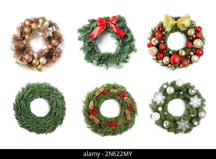 Ensemble avec de belles couronnes de Noël sur fond blanc Banque D'Images