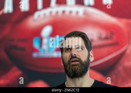 Phoenix, États-Unis. 09th févr. 2023. Super Bowl LVII : l'ancien pro de la NFL et champion du Super Bowl Sebastian Vollmer se dresse devant une affiche Super Bowl. Credit: Maximilian Haupt/dpa/Alay Live News Banque D'Images