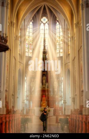 La lumière du soleil se diffuse dans la fenêtre de l'église. Faisceaux de lumière dans l'église. Fenêtres de la cathédrale avec rayons de soleil. Concept de religion et de christianisme Banque D'Images