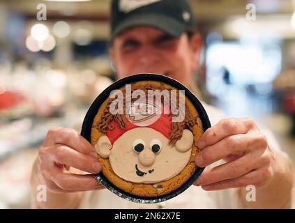 Des Peres, États-Unis. 09th févr. 2023. Jody Schweiss, décorateur de gâteau principal, présente le cookie spécial des chefs de Kansas City, Patrick Mahomes, qu'elle a créé aux marchés de Schnucks à des Peres, Missouri, jeudi, 9 février 2023. Le magasin a fait beaucoup d'articles de pâtisserie Eagles-Chiefs pour que les gens aiment les deux jouer dans le Super Bowl sur 12 février 2023. Photo par Bill Greenblatt/UPI crédit: UPI/Alay Live News Banque D'Images