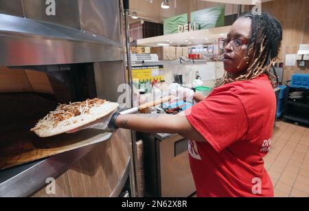 Des Peres, États-Unis. 09th févr. 2023. Le chef adjoint Carrie Frost place une pizza de poulet à la barre-b-que dans un four à 700 degrés lors de la Journée nationale de la pizza aux marchés de Schnucks à des Peres, Missouri, jeudi, 9 février 2023.photo par Bill Greenblatt/UPI crédit: UPI/Alay Live News Banque D'Images