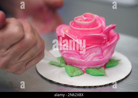 Des Peres, États-Unis. 09th févr. 2023. Jody Schweiss, décorateur principal de gâteaux, décore jeudi un cupcake au chocolat avec une grande rose sur les marchés de Schnucks à des Peres, Missouri, 9 février 2023. Le magasin a fait beaucoup de pâtisseries pour la Saint-Valentin. Photo par Bill Greenblatt/UPI crédit: UPI/Alay Live News Banque D'Images