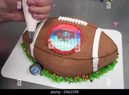 Des Peres, États-Unis. 09th févr. 2023. Jody Schweiss, décorateur de gâteau principal, ajoute la touche finale à un gâteau au chocolat Super Bowl aux marchés de Schnucks à des Peres, Missouri, jeudi, 9 février 2023. Le magasin a fait beaucoup de produits de pâtisserie Philadelphia Eagles-Kansas City Chiefs pour les gens à apprécier pendant que les deux jouent dans le Super Bowl on 12 février 2023. Photo par Bill Greenblatt/UPI crédit: UPI/Alay Live News Banque D'Images