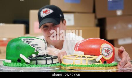 Des Peres, États-Unis. 09th févr. 2023. Jody Schweiss, décorateur de gâteau principal, ajuste les gâteaux au chocolat fraîchement préparés des Eagles de Philadelphie et des Kansas City Chiefs mis en exposition sur les marchés de Schnucks à des Peres, Missouri, jeudi, 9 février 2023. Le magasin a fait beaucoup d'articles de pâtisserie Eagles-Chiefs pour que les gens aiment les deux jouer dans le Super Bowl sur 12 février 2023. Photo par Bill Greenblatt/UPI crédit: UPI/Alay Live News Banque D'Images