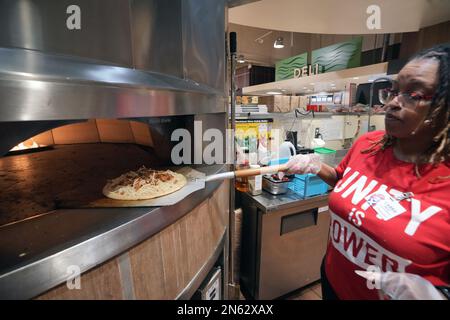 Des Peres, États-Unis. 09th févr. 2023. Le chef adjoint Carrie Frost place une pizza de poulet à base de viande fraîchement préparée dans un four lors de la Journée nationale de la pizza aux marchés de Schnucks à des Peres, Missouri, jeudi, 9 février 2023.photo par Bill Greenblatt/UPI crédit: UPI/Alay Live News Banque D'Images