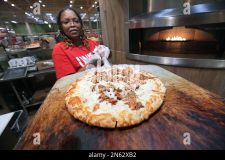 Des Peres, États-Unis. 09th févr. 2023. La chef adjointe Carrie Frost présente une pizza de poulet au bar-b-que lors de la journée nationale de la pizza aux marchés de Schnucks à des Peres, Missouri, jeudi, 9 février 2023.photo par Bill Greenblatt/UPI crédit: UPI/Alay Live News Banque D'Images