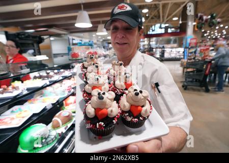 Des Peres, États-Unis. 09th févr. 2023. Jody Schweiss, décorateur de gâteaux à la tête, présente jeudi un gâteau au chocolat avec un ours en peluche sur les marchés de Schnucks à des Peres, Missouri, 9 février 2023. Le magasin a fait beaucoup de pâtisseries pour la Saint-Valentin. Photo par Bill Greenblatt/UPI crédit: UPI/Alay Live News Banque D'Images