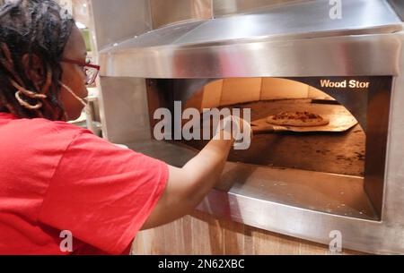 Des Peres, États-Unis. 09th févr. 2023. Le chef adjoint Carrie Frost retire une pizza de poulet à la barre-b-que d'un four à 700 degrés lors de la Journée nationale de la pizza aux marchés de Schnucks à des Peres, Missouri, jeudi, 9 février 2023.photo par Bill Greenblatt/UPI crédit: UPI/Alay Live News Banque D'Images