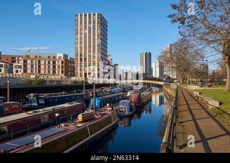 Bateaux étroits amarrés sur la rivière Three Mills Wall, Three Mills Island, Bromley-by-Bow, est de Londres, Royaume-Uni Banque D'Images