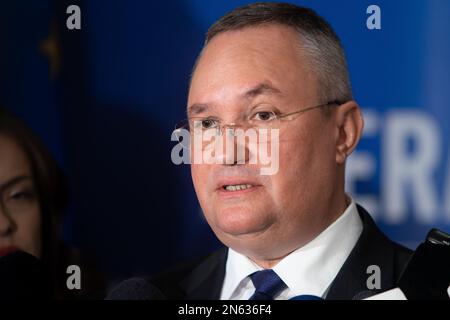 Bucarest, Roumanie - 09 février 2023: Le Premier ministre roumain Nicolae Ciuca s'adresse à la presse lors de l'événement "adhésion à l'OCDE - Opportunit" Banque D'Images