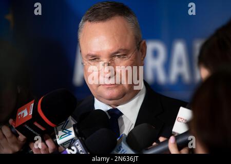 Bucarest, Roumanie - 09 février 2023: Le Premier ministre roumain Nicolae Ciuca s'adresse à la presse lors de l'événement "adhésion à l'OCDE - Opportunit" Banque D'Images