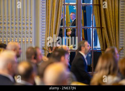 Bucarest, Roumanie - 09 février 2023: Le Premier ministre roumain Nicolae Ciuca prend la parole lors de l'événement "adhésion à l'OCDE - opportunités pour le b Banque D'Images